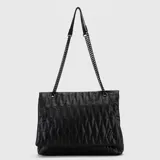 Cartera tipo tote de color negro con diseño acolchado de rombos. Cuenta con una correa de cadena metálica ajustable y un pequeño logo metálico en la esquina inferior derecha.