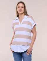 Remera holgada con diseño two-fold que simula efecto superpuesto con una camisa blanca inferior. Presenta cuello polo, escote en V y rayas horizontales beige y blancas.