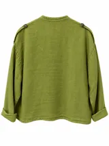 Chaqueta estilo militar verde pistacho, con cuello mao, cierre delantero con cordones y botones tipo nudo chino, bolsillos frontales con solapa y hombreras.