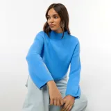 Sweater de punto grueso en color azul, con cuello alto y diseño de manga larga.