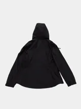Campera Tommy Hilfiger de diseño híbrido, con cuerpo acolchado y mangas de tejido liso. Presenta cierre frontal, capucha ajustable y bolsillos laterales con cierre.