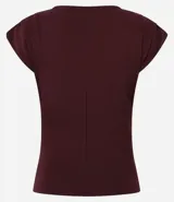 Top ajustado color rojo, con cuello redondo y mangas cortas tipo hombreras o almohadillas. El tejido parece ser de punto o viscosa con buena caída y presenta un fruncido horizontal a la altura de la cintura.