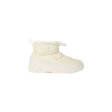 Botas acolchadas de caña baja The North Face x Skims Nuptse Traction, color marfil, con suela dentada y cordón ajustable en la parte superior.