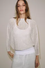 Jersey de punto con cuello barco y mangas anchas de corte holgado.