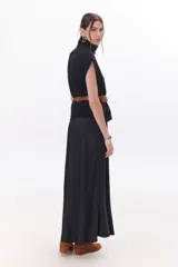 Falda larga color beige confeccionada en satén, de corte recto y cintura elastizada.