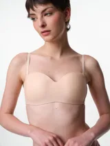 Soutien strapless con copas preformadas y aro, confeccionado en microfibra color arena. Cuenta con breteles desmontables y cierre trasero con broche multiposición.