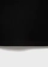 Camiseta básica negra de manga larga, cuello redondo y diseño entallado.