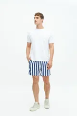 Short de baño con estampado floral en tonos azules, cintura elástica con cordón ajustable, bolsillos laterales y bolsillo trasero.