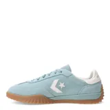 Championes urbanos Converse Run Star Trainer OX, color celeste con detalles en blanco y suela de goma color caramelo. Confeccionados en gamuza, presentan el logo de la marca en el lateral y cierre con cordones.