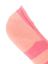 Medias invisibles de mujer confeccionadas en fibra de bambú, con diseño de rayas horizontales en tonos rosado y salmón, ideales para usar con zapatillas y mocasines.