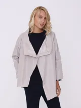 Piloto corto color beige con cuello alforzado y mangas 3/4.