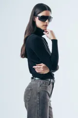 Polera de algodón de calce ajustado al cuerpo, con cuello alto y mangas largas.