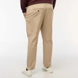 Pantalón chino de corte recto y diseño clásico, confeccionado en algodón elástico de color beige.