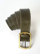 Cinto de cuero verde con forro de cuero, costuras pespunteadas en los bordes y hebilla metálica rectangular en tono oro viejo.