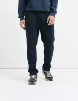 Pantalón jogging de corte recto, confeccionado en tejido circular con cintura elástica y cordón ajustable al tono. Presenta bolsillos laterales tipo parche.