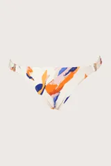 Calzón de bikini de cobertura sutil, color blanco hueso, con estampado abstracto en tonos naranja, azul y rosado. Presenta costuras invisibles y detalles dorados en los laterales.