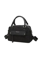 Cartera Trendy negra acolchada con diseño capitoné en rombos, doble asa de mano y correa ajustable para el hombro. Cuenta con un bolsillo frontal con solapa y cierre superior con cremallera.