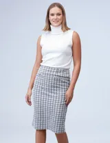 Falda tubo de largo hasta la rodilla, con estampado pata de gallo en blanco y negro. Presenta cintura elastizada y un tajo en la parte trasera.