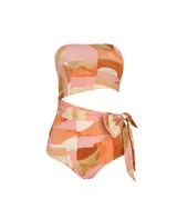 Traje de baño entero con estampado abstracto en tonos rosa, naranja, beige y marrón. Presenta un corte strapless y abertura en la cintura con lazo lateral.