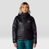 Campera técnica con capucha, de diseño acolchado y acabado brillante. Cuenta con cierre frontal completo, bolsillo con cremallera en el pecho y bolsillos laterales. Presenta puños elásticos y dobladillo ajustable para mayor retención de calor.