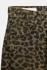 Jeans de tiro medio estilo baggy con estampado animal print, trabillas para cinto y diseño de cinco bolsillos. Cuenta con cierre frontal con cremallera y botón metálico.