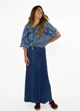 Pollera larga de jean color azul con costuras verticales en color ladrillo.