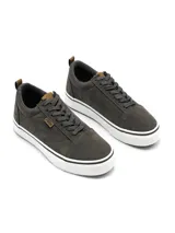 Championes urbanos modelo Valencia, color negro con cordones blancos, suela de goma blanca con línea negra y costuras en contraste. Confeccionados en eco-gamuza con detalles de etiquetas de la marca.