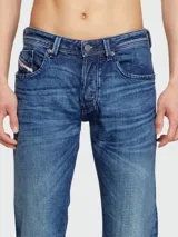 Jeans Diesel modelo 1985 Larkee, corte recto, color azul con efecto de lavado y desgaste.
