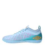 Championes de fútbol Umbro Limit TF, color celeste con detalles en negro y rosa.