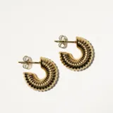 Par de aros tipo argolla gruesa, dorados, con textura acanalada.