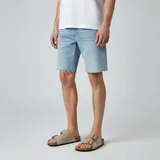 Sandalias de verano color beige con doble tira y hebillas plateadas.