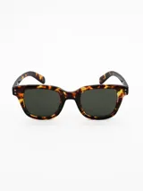 Lentes de sol con armazón de acetato en estampado carey y cristales oscuros.