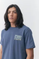 Remera Quiksilver de manga corta en color azul, con diseño de cuello redondo y estampado gráfico pequeño en el pecho.