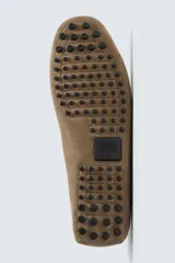 Mocasín casual fabricado en piel con acabado serraje, con detalle de lazo en el empeine y horma redonda.