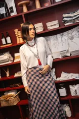 Pollera larga de corte evasé con estampado de cuadros escoceses en tonos azul, rojo y blanco.