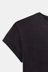 Camiseta de corte entallado confeccionada en mezcla de algodón, con cuello redondo y mangas cortas.