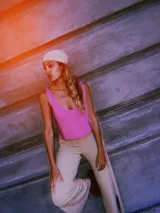 Blusa corta de tejido de punto con lurex y viscosa, color verde brillante, con escote en V y sin mangas.