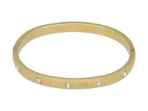 Esclava rígida de acero con baño de oro, diseño texturizado y apliques de circonias brillantes.