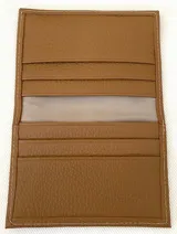 Tarjetero de cuero vacuno color bordó con costuras rojas. Tiene seis ranuras para tarjetas.