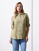 Camisa color verde oliva de lyocell, marca Cyrus. Tiene cuello con solapa, abertura central con botones, mangas 3/4 regulables con presilla y botón, y dos bolsillos delanteros aplicados.