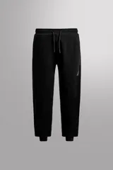 Pantalón jogger de entrenamiento, corte regular fit, color verde oliva oscuro. Confeccionado en tejido técnico compacto de algodón con elasticidad y efecto neopreno. Presenta cintura elástica ajustable con cordón blanco, bolsillos frontales y un bolsillo lateral con cierre de cremallera. El bajo termina en puño.