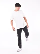 Remera negra de manga corta con cuello redondo y bolsillo en el pecho. Presenta un sutil patrón de rayas horizontales en el tejido.