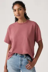 Remera de algodón con cuello redondo, mangas cortas y corte relajado.