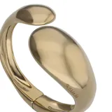 Pulsera rígida dorada bañada en oro de 18k, con diseño abierto y extremos en forma de gota de diferentes tamaños.