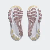 Championes de running Asics modelo Gel Kayano 32, color gris claro con detalles en coral y blanco. Presentan tecnología 4D GUIDANCE SYSTEM para estabilidad adaptativa, entresuela FF BLAST PLUS para mayor amortiguación y suela con tecnología PureGEL.