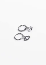 Aros de acero quirúrgico plateado con dije de ojo turco blanco y negro.
