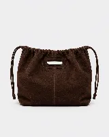 Cartera tipo tote de cuero color marrón, con diseño fruncido en la parte superior y abertura central para llevar en la mano. Presenta una silueta flexible y espaciosa.