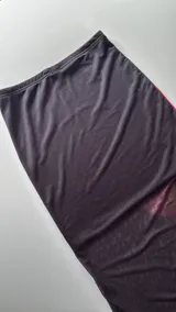 Pollera negra de microtul con elástico en la cintura y pollera negra opaca incluida.