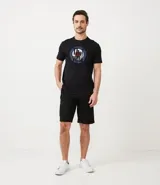 Bermuda de sarga color negro, de corte recto y diseño básico con bolsillos laterales.