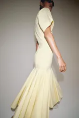 Vestido largo de Zara Woman Collection color amarillo claro, confeccionado en mezcla de algodón. Cuenta con escote en V, manga corta, corte en la cintura y falda evasé con pliegues marcados.